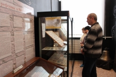 Посетители нумизматической выставки «Свидетели истории», посвященной 700-летию российского рубля