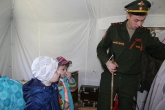 Юные посетители выставки Военно-полевой лагерь 9 мая