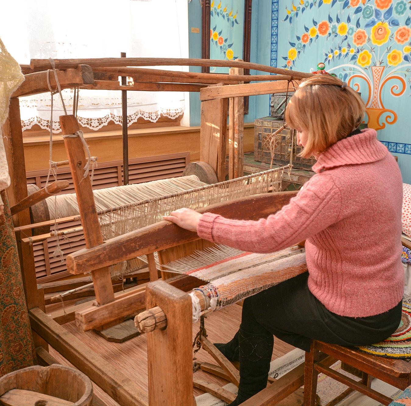 Старый ткацкий станок. Кросны ткацкий станок. Ткацкий станок Добрыня-1500м. Ткацкий станок Кросна древний. Плавский краеведческий музей ткацкий станок.